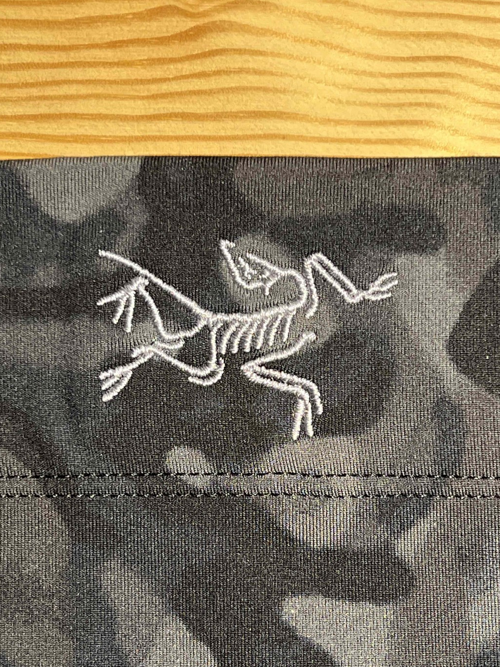 output : Arc'teryx 始祖鳥 Rho多功能脖圍 黑迷彩 【保證正品】【現貨】 | 蝦皮購物