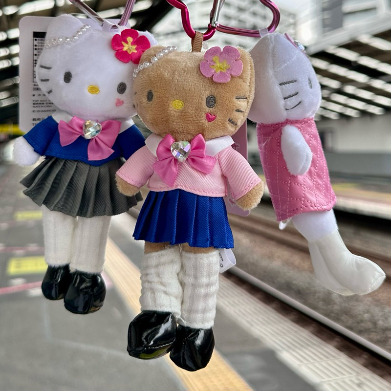 長腿hello kitty玩偶吊飾 白色波點洋裝黑皮 main image 0