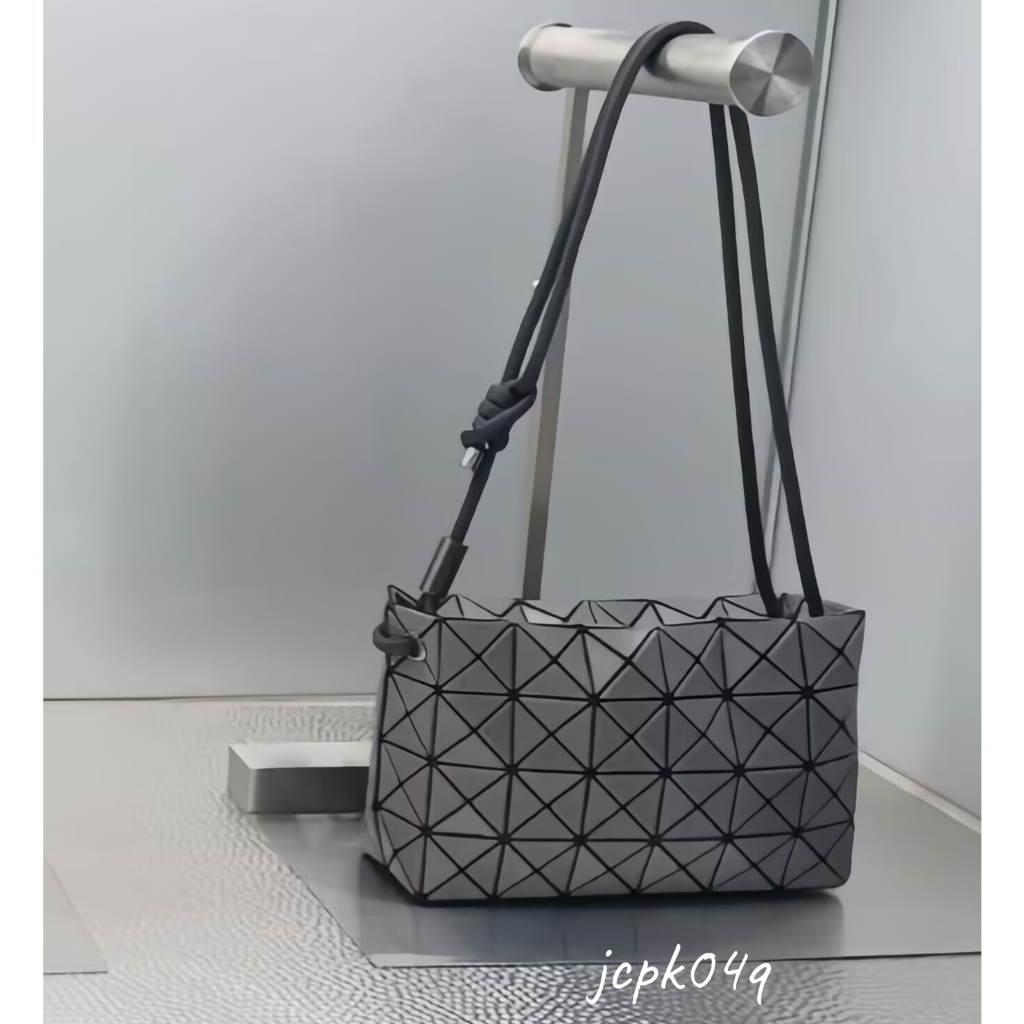 【日本代購】三宅一生 ISSEY MIYAKE BAO BAO LOOP MATTE 豆腐包 枕頭包 手提包 斜挎包 | 蝦皮購物