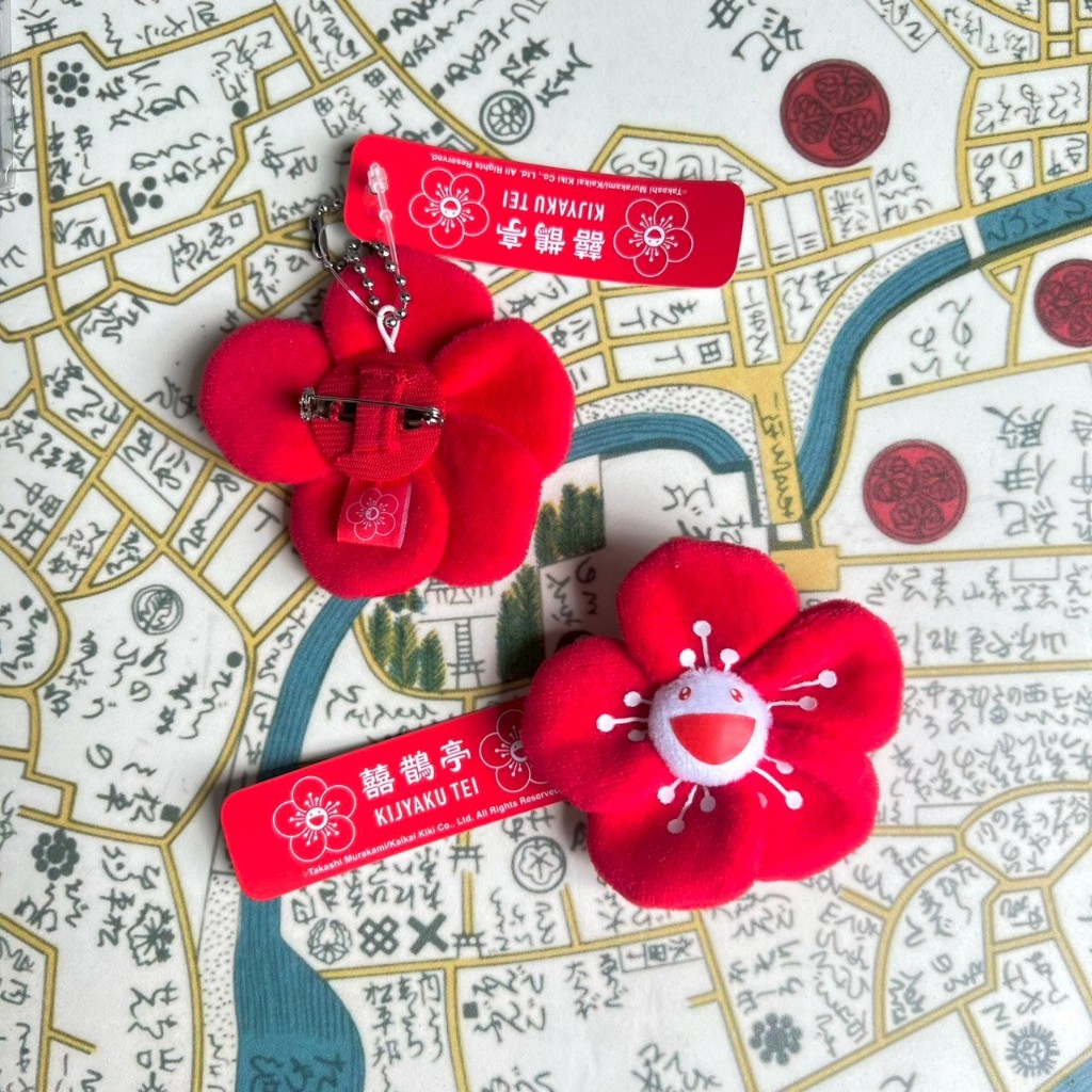 小巴趴趴造》現貨有發票！日本～村上隆花花吊飾+別針（囍鵲亭／喜鵲亭
