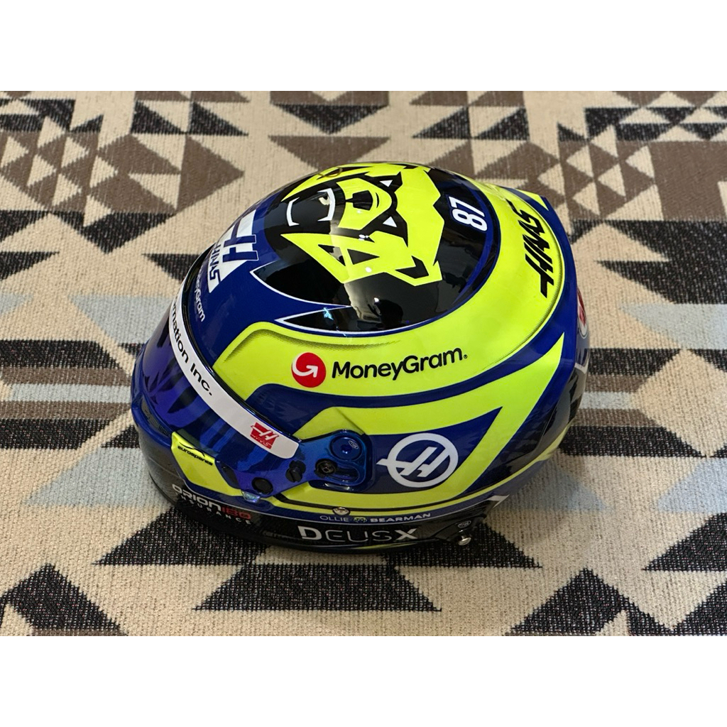 【現貨販售】Bell Oliver Bearman 2025賽季 親筆簽名安全帽模型 1:2 F1模型收藏 小熊OB87 | 蝦皮購物