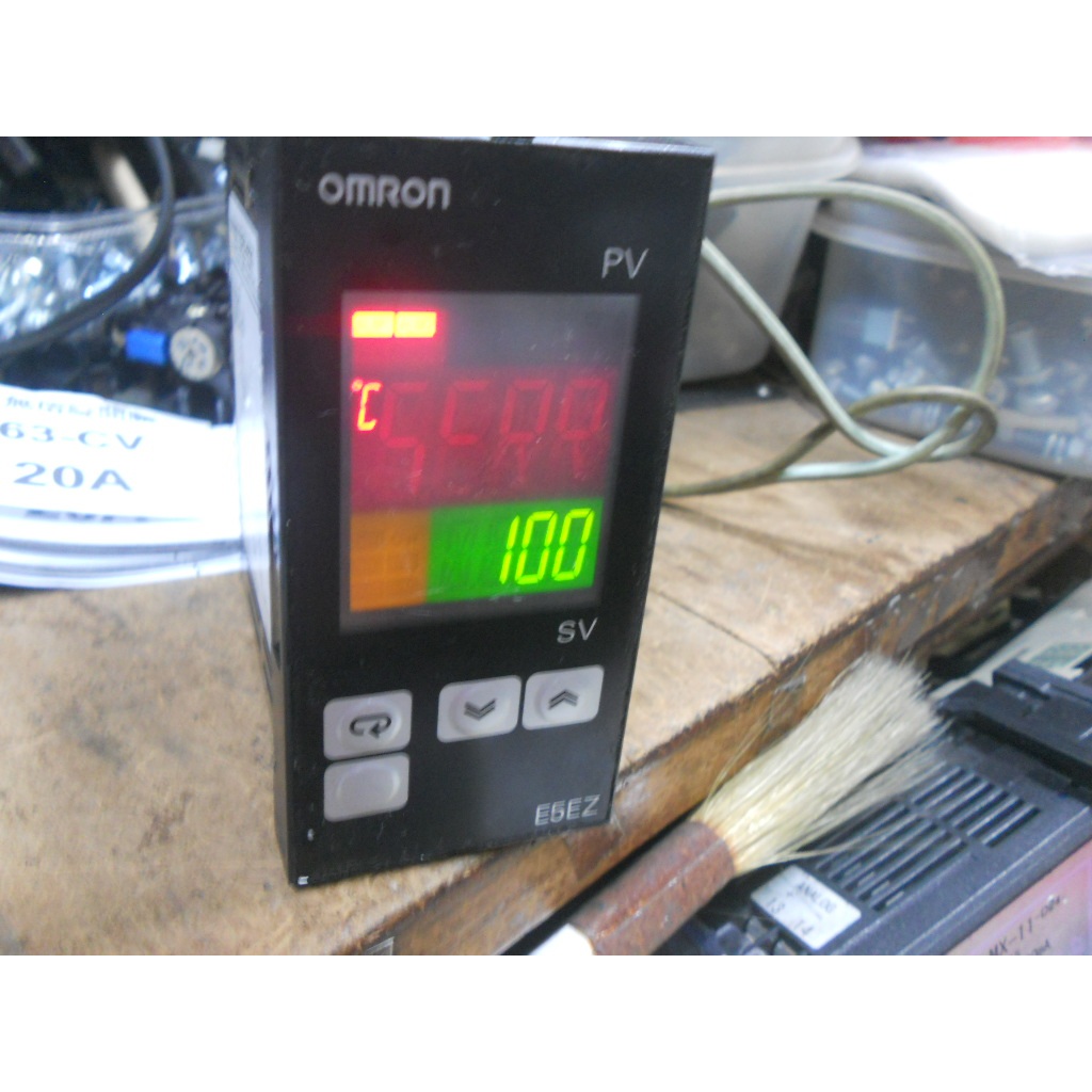 Omron E5EZ-R3T Temperature Controller – 100-240VAC, NIB, Free Shipping