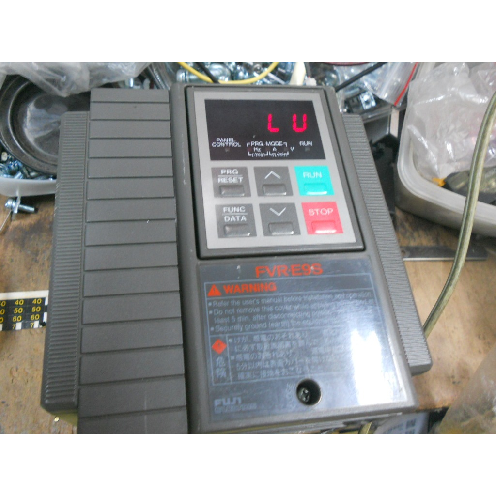 日本富士FUJI 變頻器FVR1.5E9S-2 1.5KW 3HP 三進出200-230V (H1