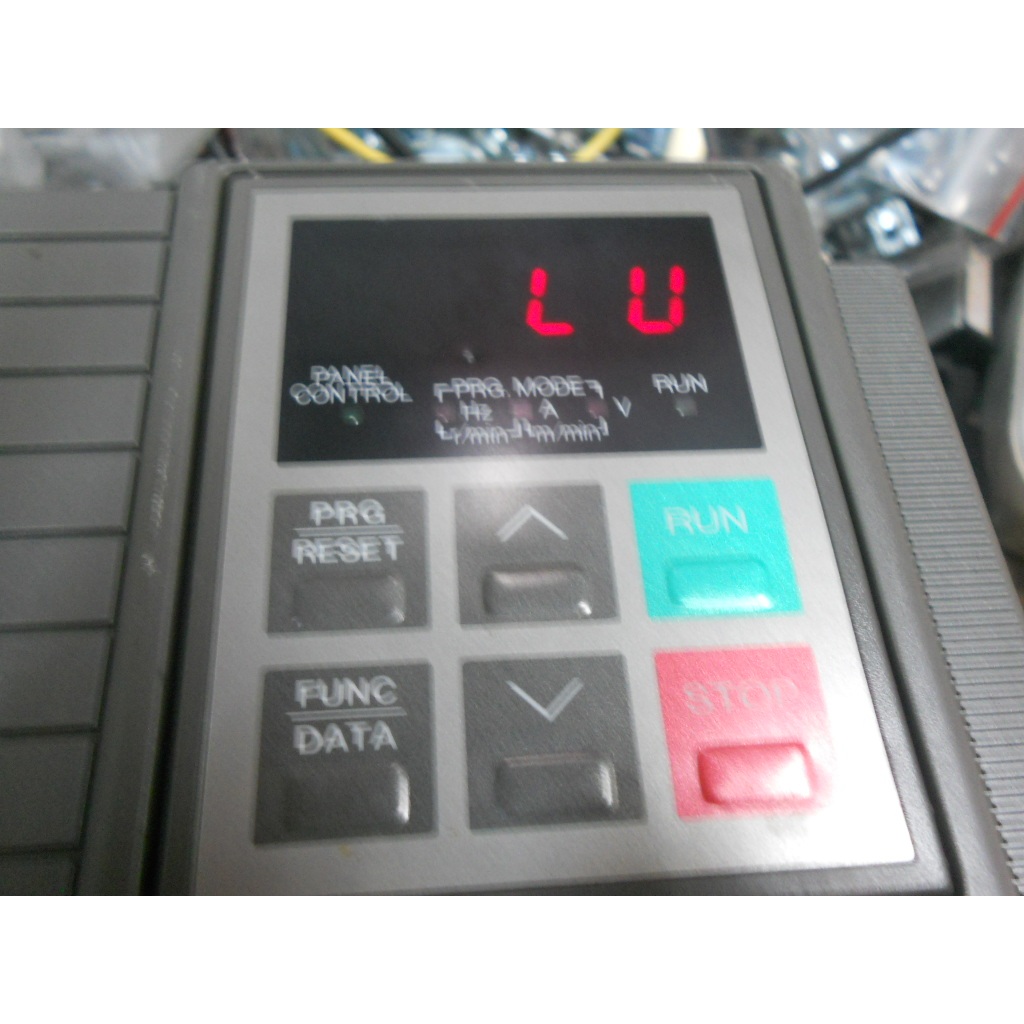日本富士FUJI 變頻器FVR1.5E9S-2 1.5KW 3HP 三進出200-230V (H1