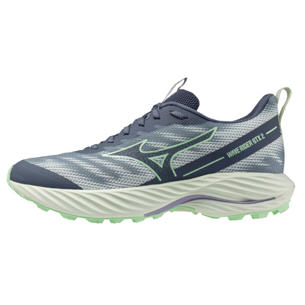 雨天跑步的終極救星！「美津濃 MIZUNO WAVE RIDER GTX 2 (J1GD248071) 女款防潑水慢跑鞋」：GORE-TEX全天候防護、超寬楦設計，濕冷冬日裡的暖心步伐