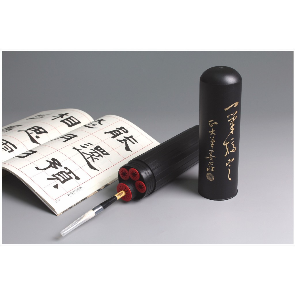 U29-1 書道具　文房具　透彫染付筆筒 禾洛書屋】 筆精靈(可攜四支)〈專利免洗毛筆不沾污〉毛筆筒/毛筆捲