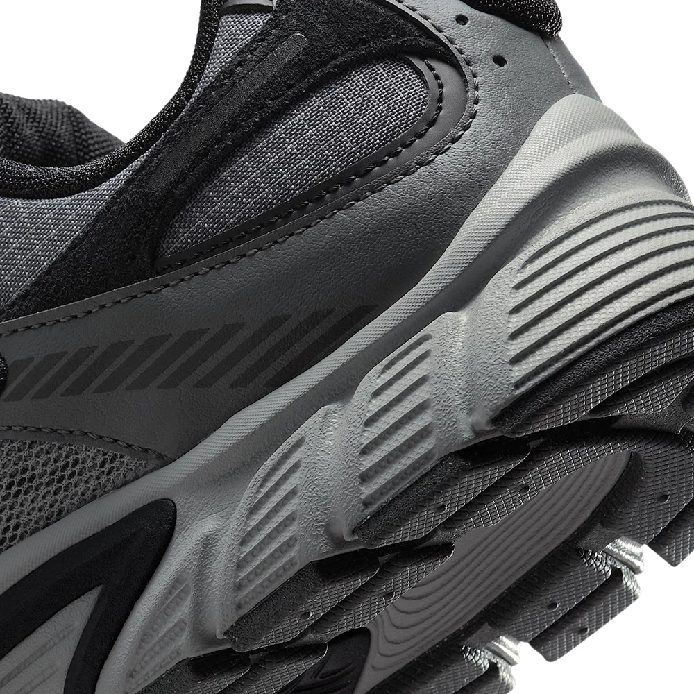 【深度評測】硬派 Y2K 鐵灰銀鋼鐵美學！Nike V5 RNR SE (IM6769-068) 復古運動鞋推薦，規格、優缺點、版型、競品全對決