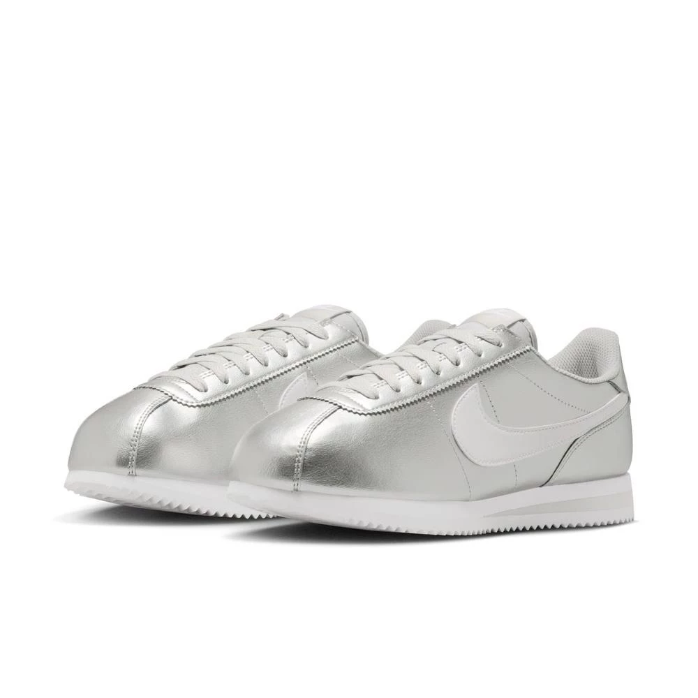 當 1972 經典遇上 Y2K 未來銀光：Nike Cortez 金屬銀 IR0042-001 深度評測