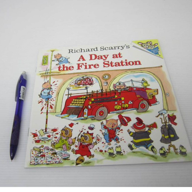 「二手書」Richard Scarry A Day at the fire station 英文讀本 平裝 24頁 | 蝦皮購物