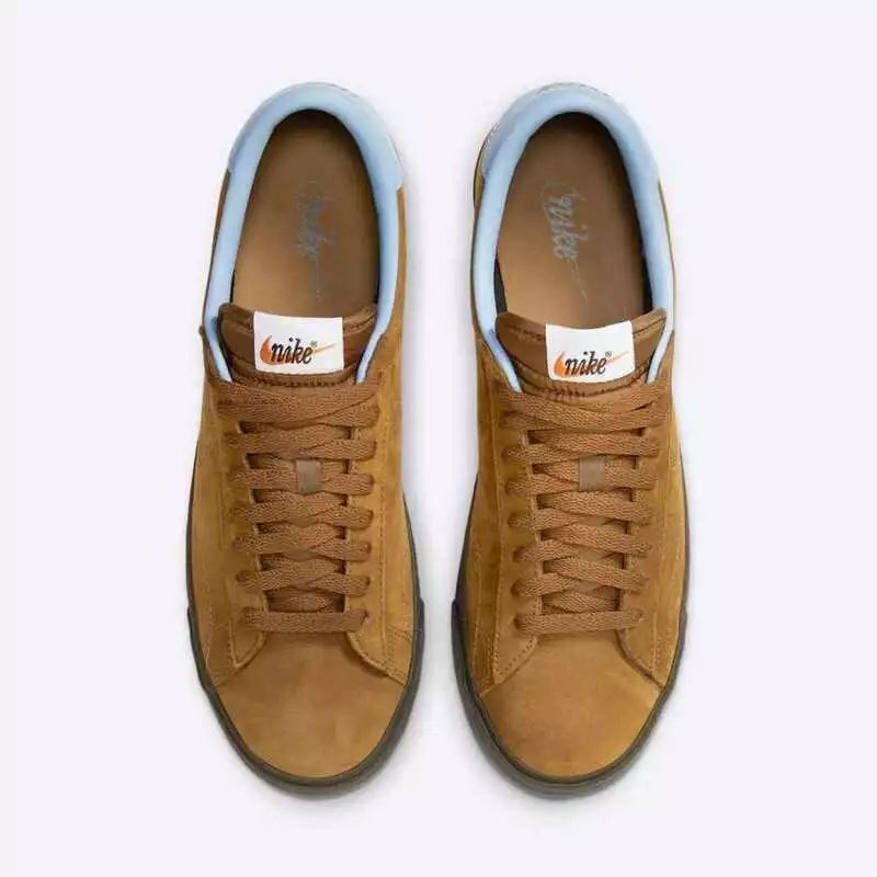 極簡老錢風的靜謐奢華——Nike Tennis Classic 橄欖綠麂皮生膠底休閒鞋 HQ4916-222 深度評測