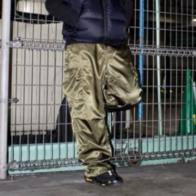 BEAMS 【別注】Gramicci / シャイニーナイロン6ポケットパンツ緞面工作