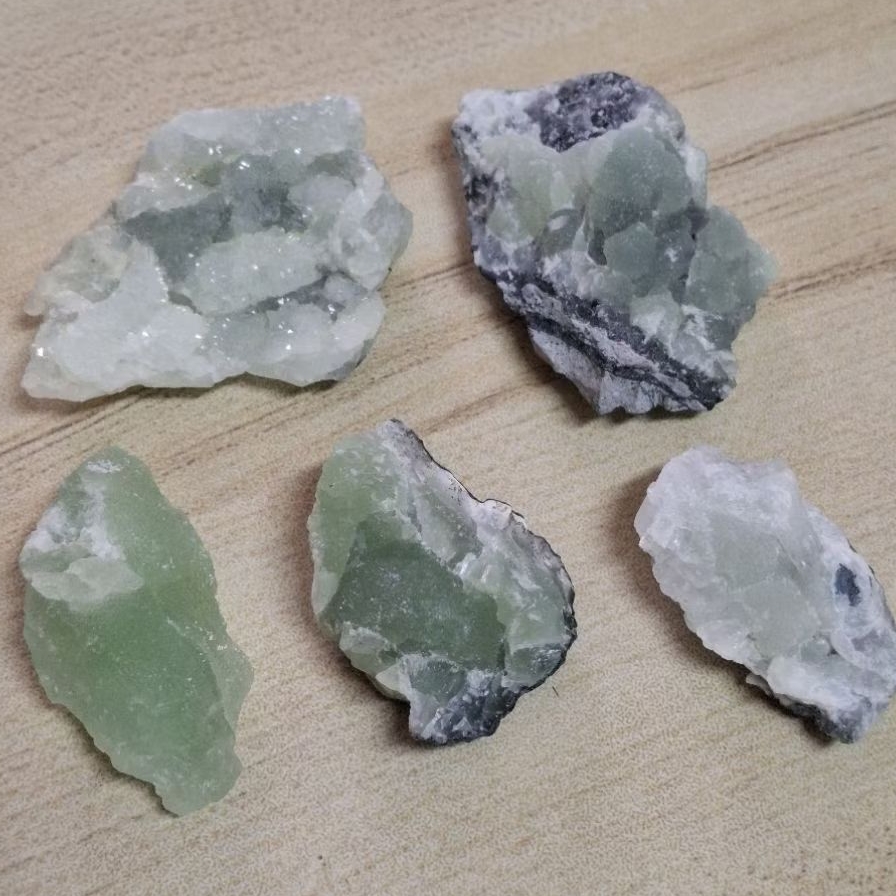 * 葡萄石 四川 葡萄石原礦 原石 閃體 礦標 小巧 可愛 閃亮 把玩 綠色礦石 片狀 | 蝦皮購物