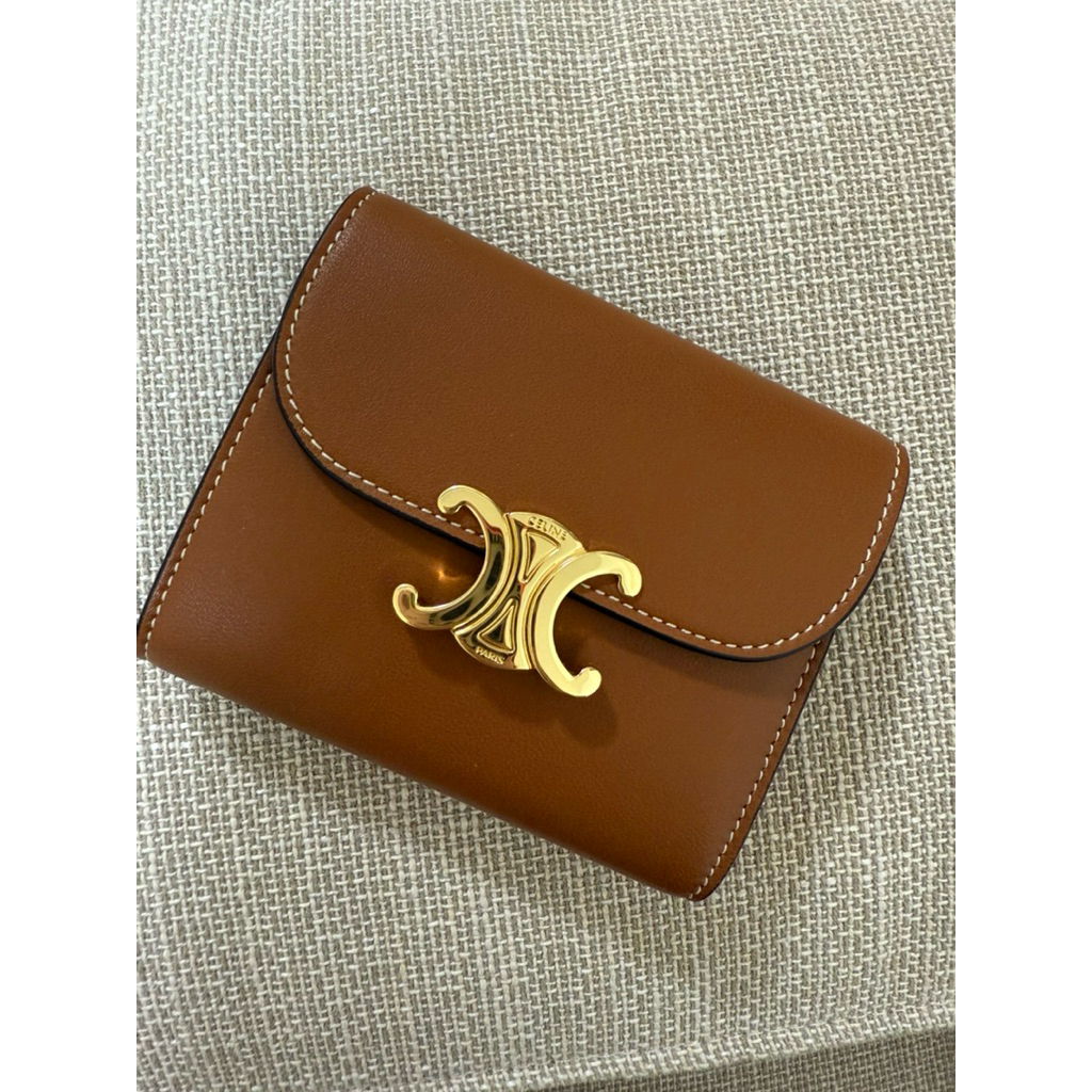 celine 短夾 celine 三摺錢包 CELINE Triomphe Canvas 燙金LOGO花紋扣式三