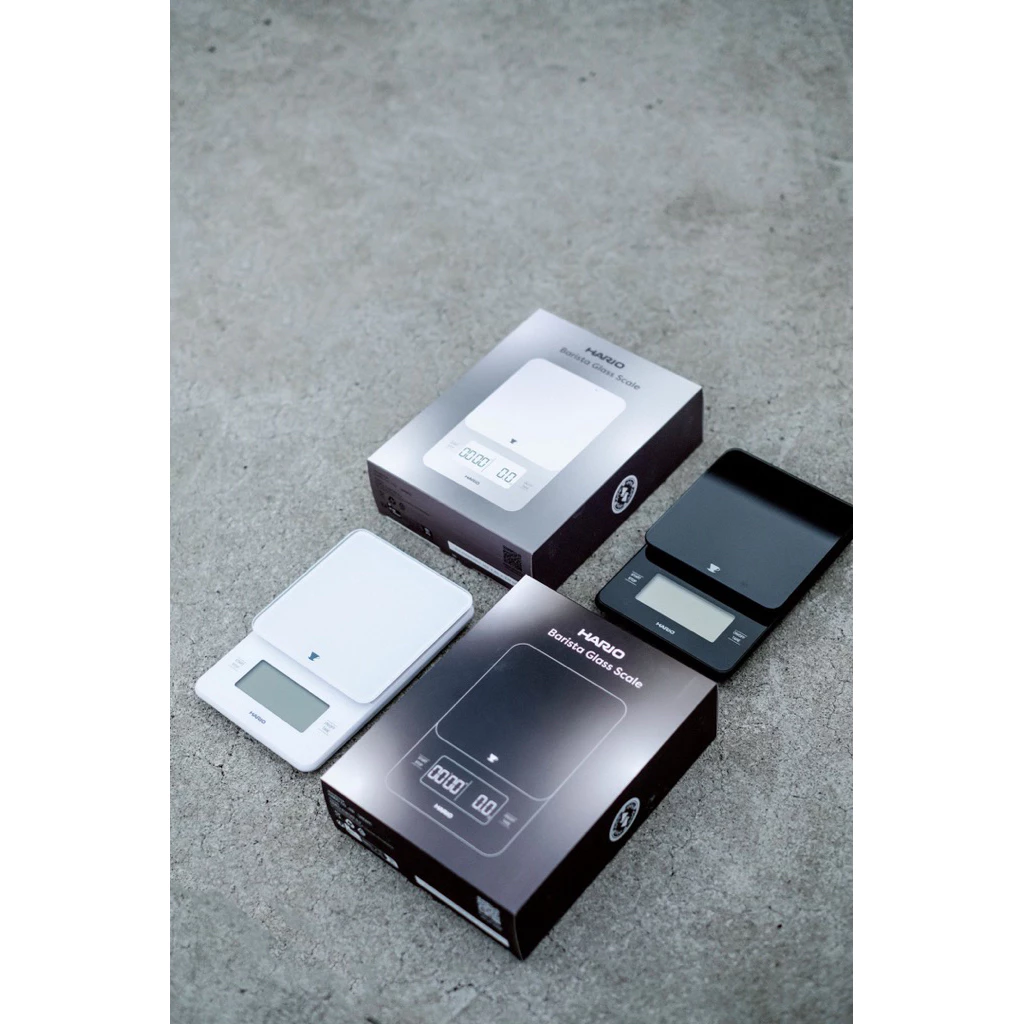 【日系晶透美學神秤】HARIO VSTGB-2000 咖啡師玻璃電子秤推薦：台灣限定強化玻璃秤面、千元級質感手沖的優雅詮釋