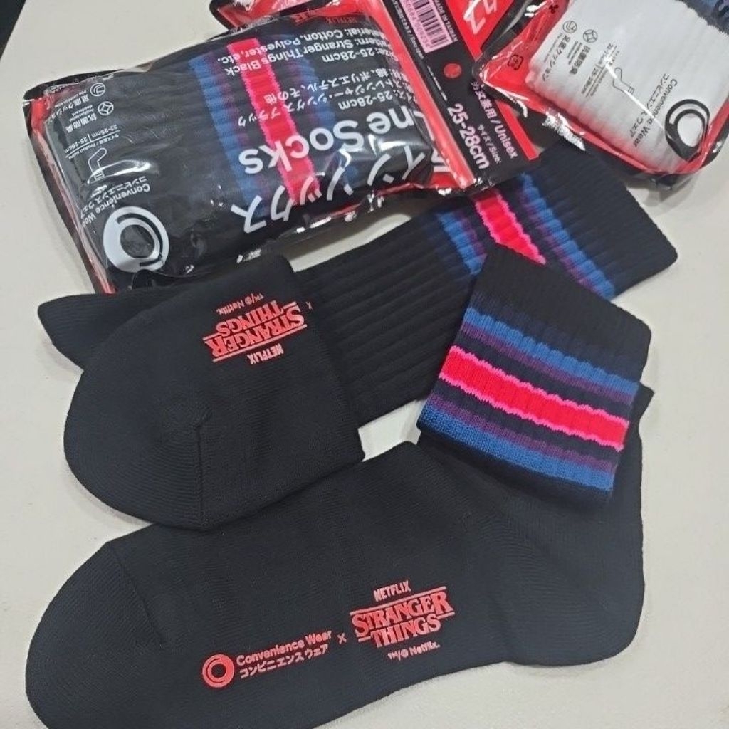 全家 X 怪奇物語 Netflix 聯名款中筒線襪 黑白款式 全新 | 蝦皮購物