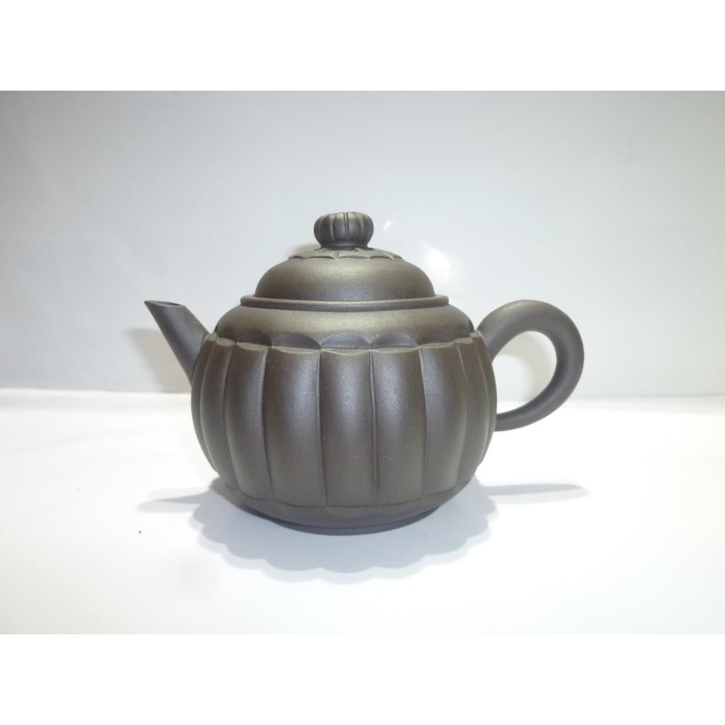 茶壺.紫砂壺.朱泥壺.手拉坯壺/高建芳製早期黑鐵砂菊辨壺| 蝦皮購物