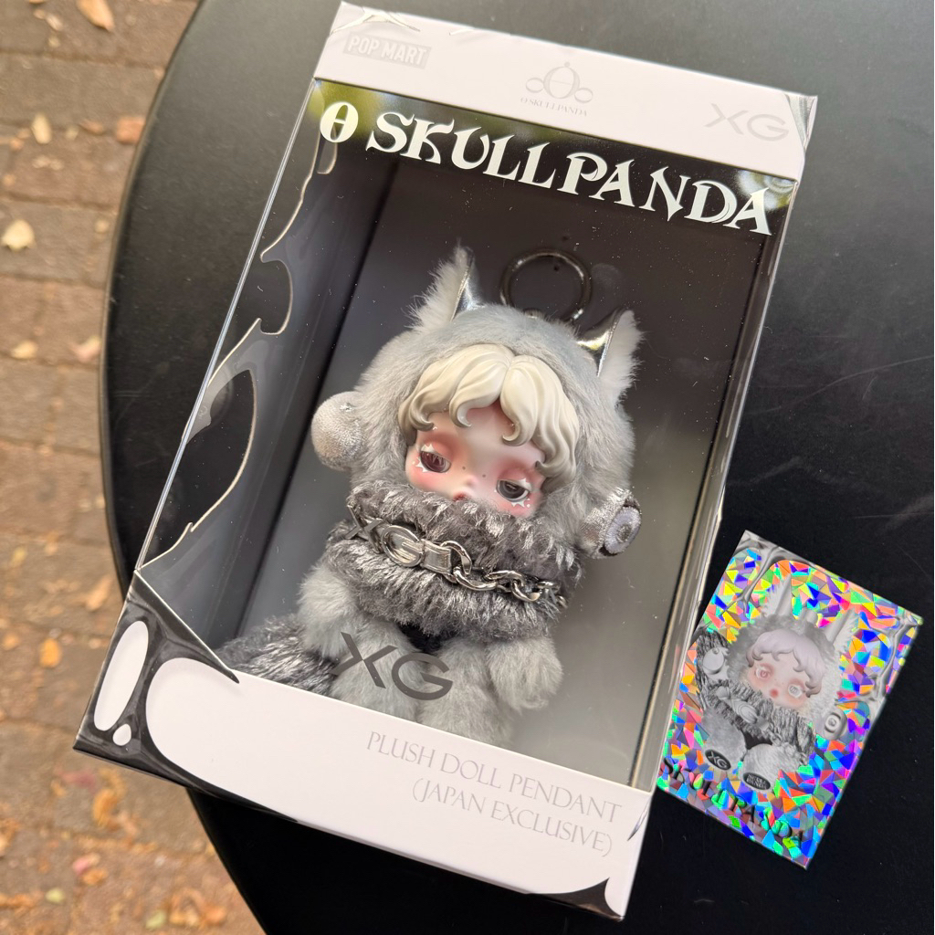 全新現貨SKULLPANDA × XG 日本限定搪膠毛絨掛件附特典小卡POP MART 泡