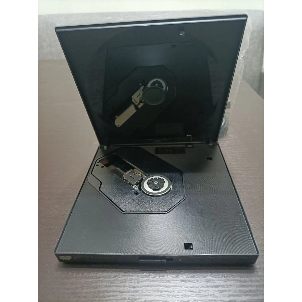 穩定讀取的經典之作！ASUS SDR-08B1-U 外接式光碟機評測：鑽石切割高顏值、節能省電、輕薄筆電必備的數位圖書館