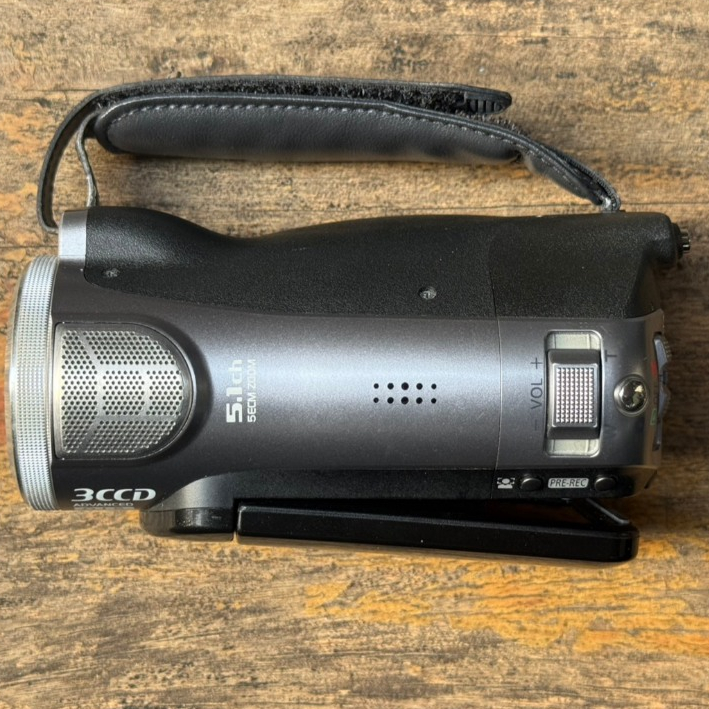釜爺寫真館】Sanyo Xacti DMX-CG65｜極黑美學｜直立式Y2K 錄影神器