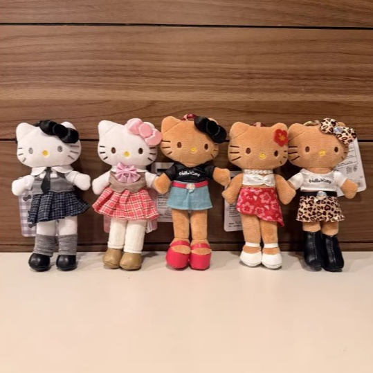 Qoo Studio♡ 夏日最新款 三麗鷗 長腿Kitty 辣妹 制服 燒焦 ️HelloKitty 長腿吊飾 吊飾娃娃 | 蝦皮購物