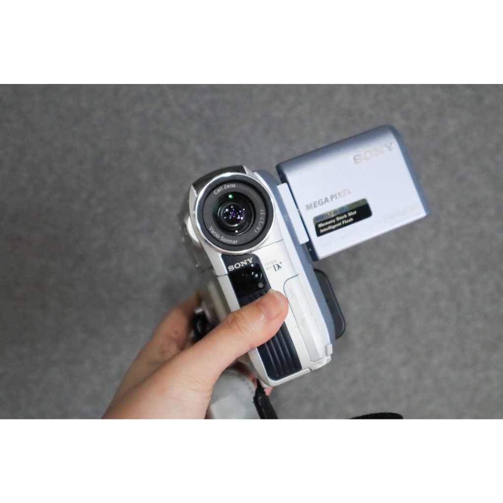 Darkroom Lab｜索尼Sony DCR-PC105 觸控螢幕MiniDV & 記憶卡早期攝影機