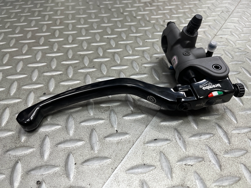 DIY本舖 BREMBO 15 RCS RCS15 右邊 直推式上泵 總泵 直推主缸 總幫 全配 全配 | 蝦皮購物