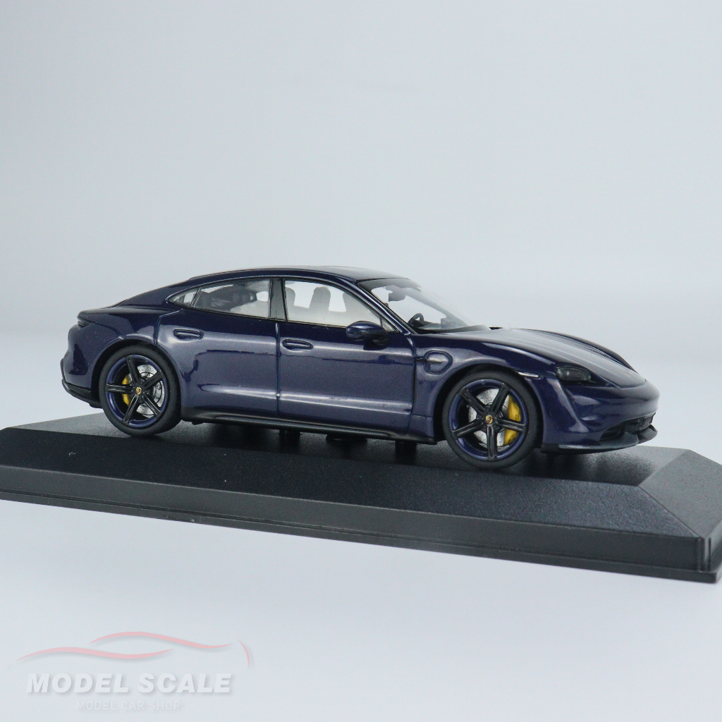 Porsche Taycan Turbo S 2021 Granate 1:24 – Réplica a escala de alt