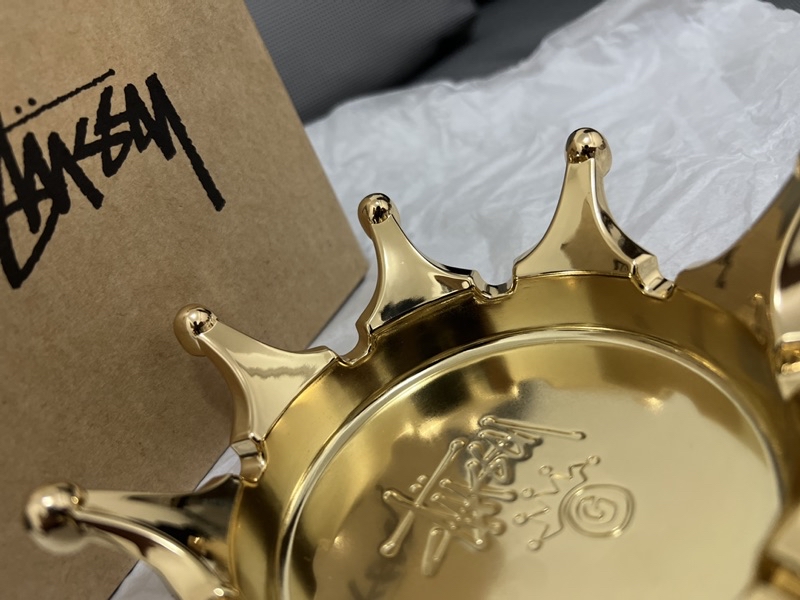 STÜSSY CROWN ASHTRAY 皇冠👑不鏽鋼煙灰缸🚬 STUSSY 黃金色黃銅不鏽鋼