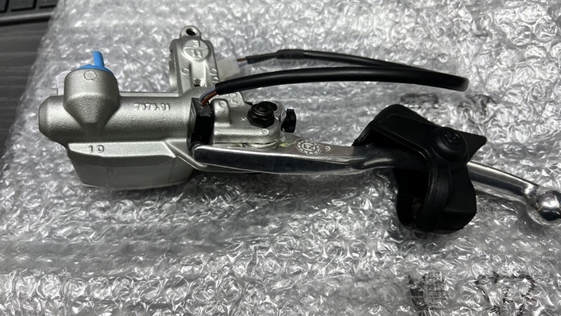 Diy本舖 Brembo 11 側推 含機械煞車開關 迪奧 夢幻逸品 銀缸 銀拉桿 數量有限 預購從速 蝦皮購物 
