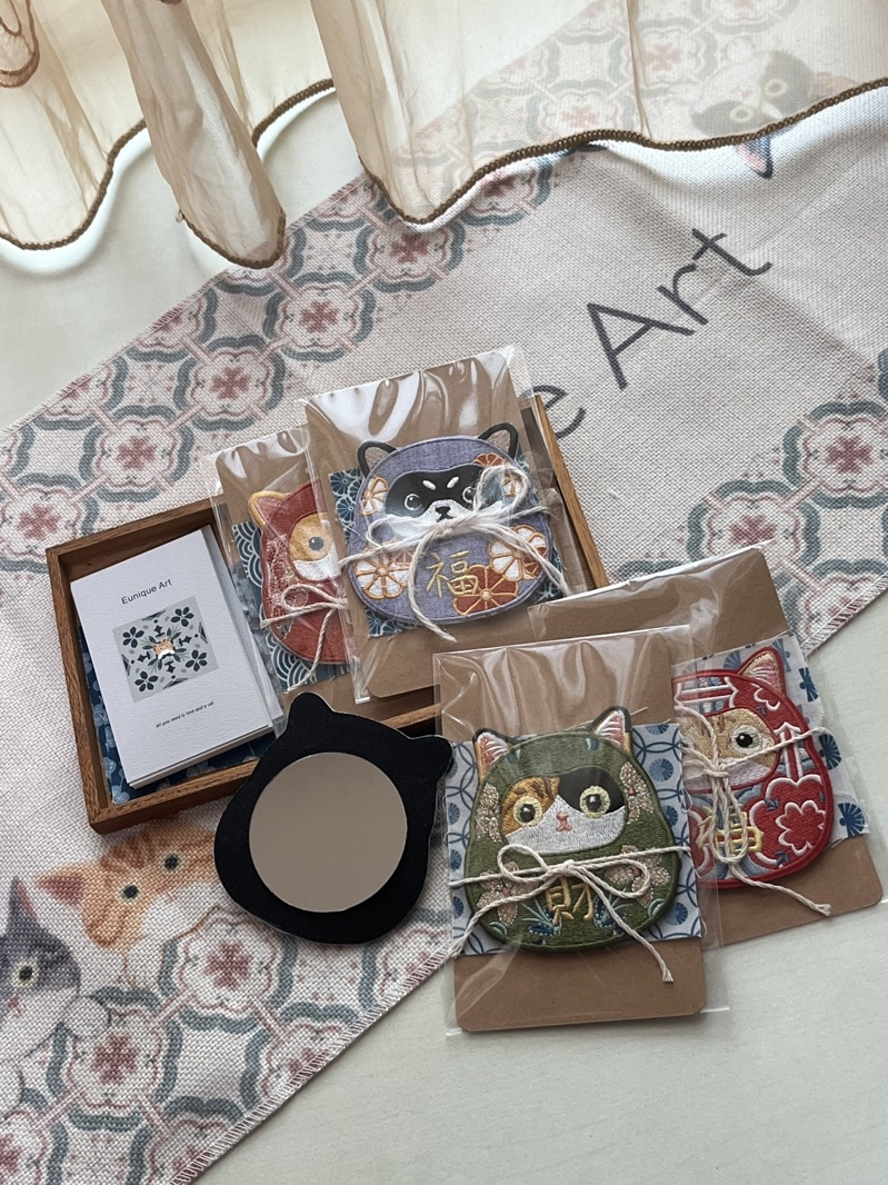 《花磚貓》刺繡隨身鏡/別針/卡套｜花磚達摩 可客製 婚禮小物 招財 貓 柴犬 悠遊卡夾 Eunique Art | 蝦皮購物
