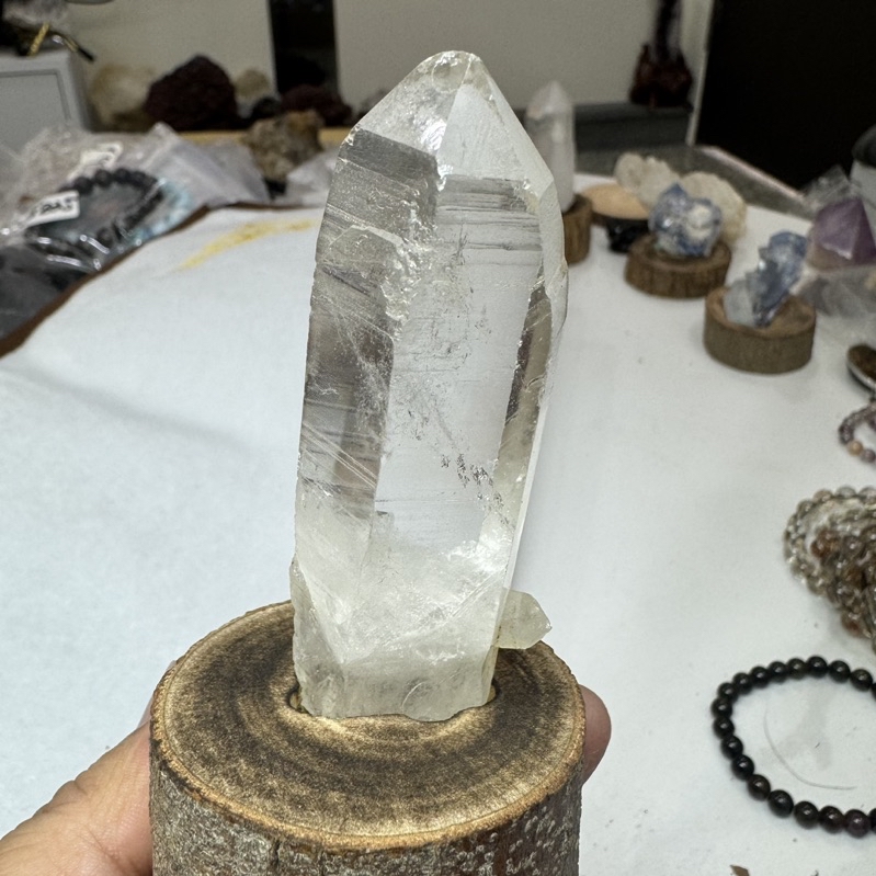 E695 頂級超透體 喜馬拉雅 高頻水晶 含樟木底座高11公分座寬5公分 擺件 原礦 礦標 | 蝦皮購物