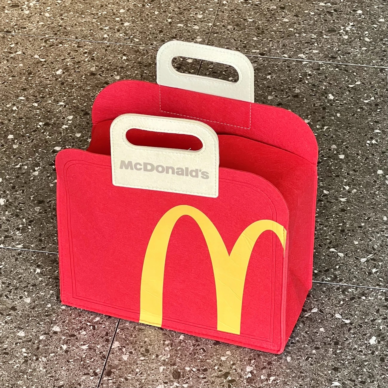免運 台灣出貨 【正版】麥當勞 McDonald's 門店週年慶 限量版包包 麥麥毛氈包 大容量 收藏限量 手提包 | 蝦皮購物