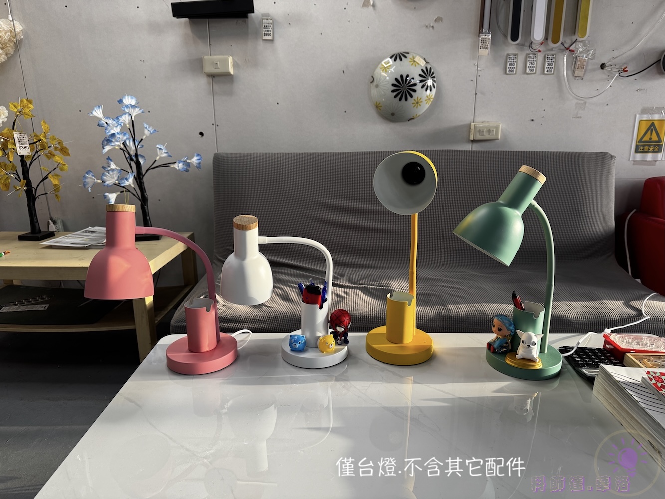 桃園現貨含稅！馬卡龍多色檯燈~附小筆筒~可當手機架~可調整照射角度~E27燈泡好更換~W708 | 蝦皮購物