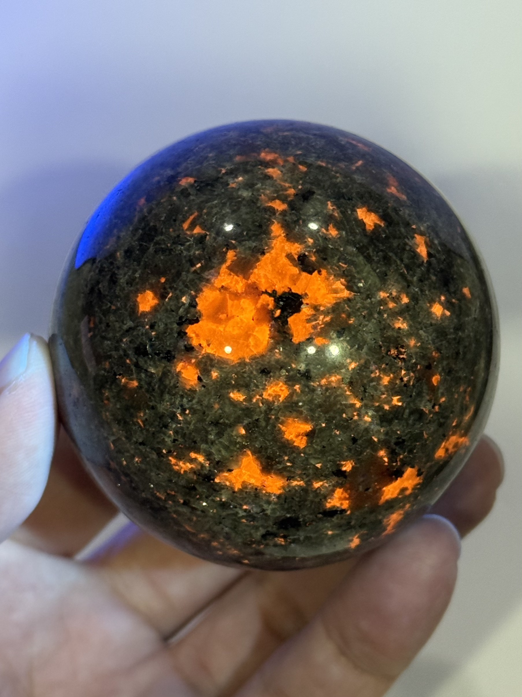 天然礦石 美國火焰石球 火焰石球 火焰石 方納石 優柏石 60mm+ 照片偏藍為照紫外燈 附底座 | 蝦皮購物