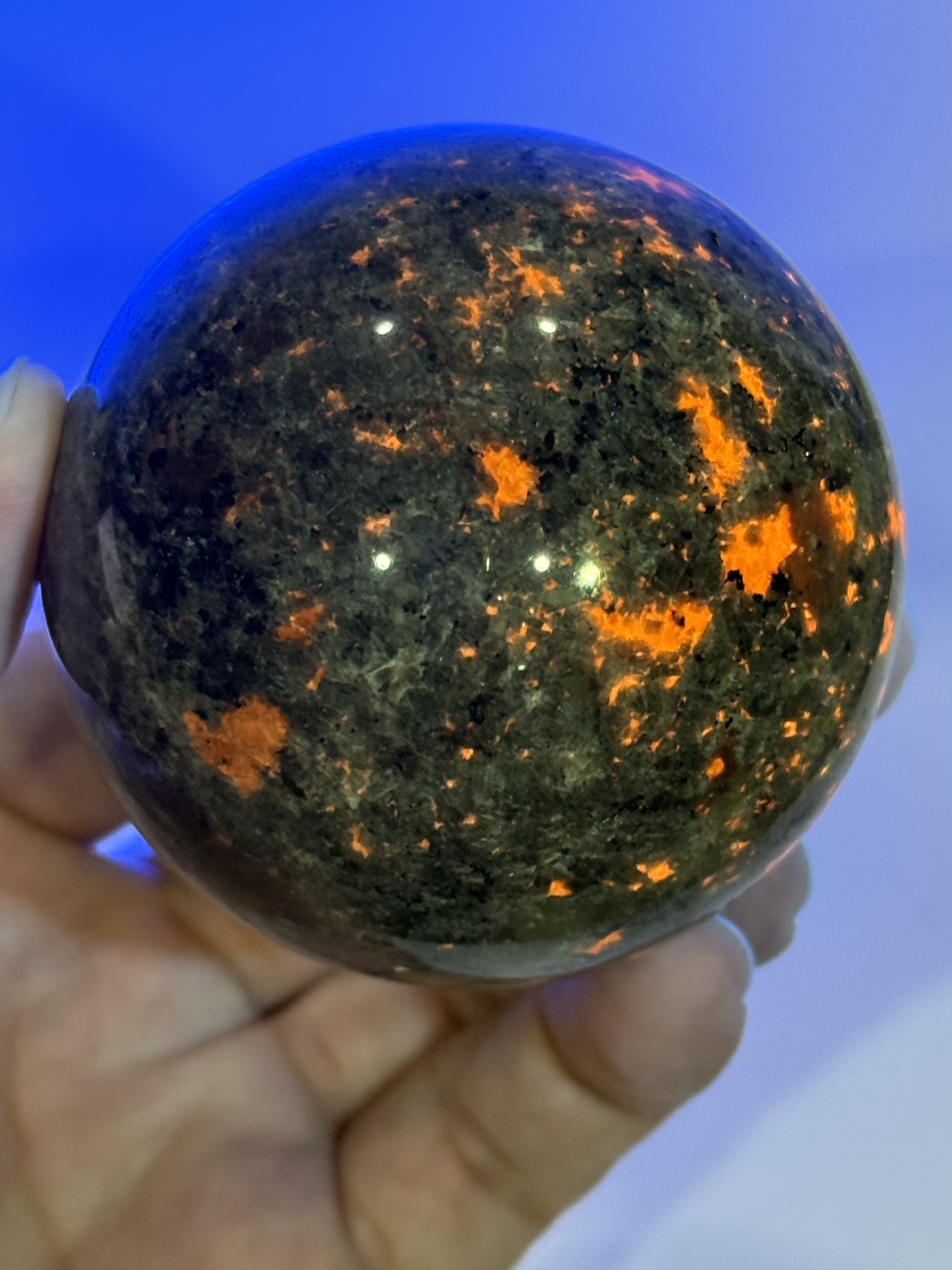 天然礦石 美國火焰石球 火焰石球 火焰石 方納石 優柏石 60mm+ 照片偏藍為照紫外燈 附底座 | 蝦皮購物