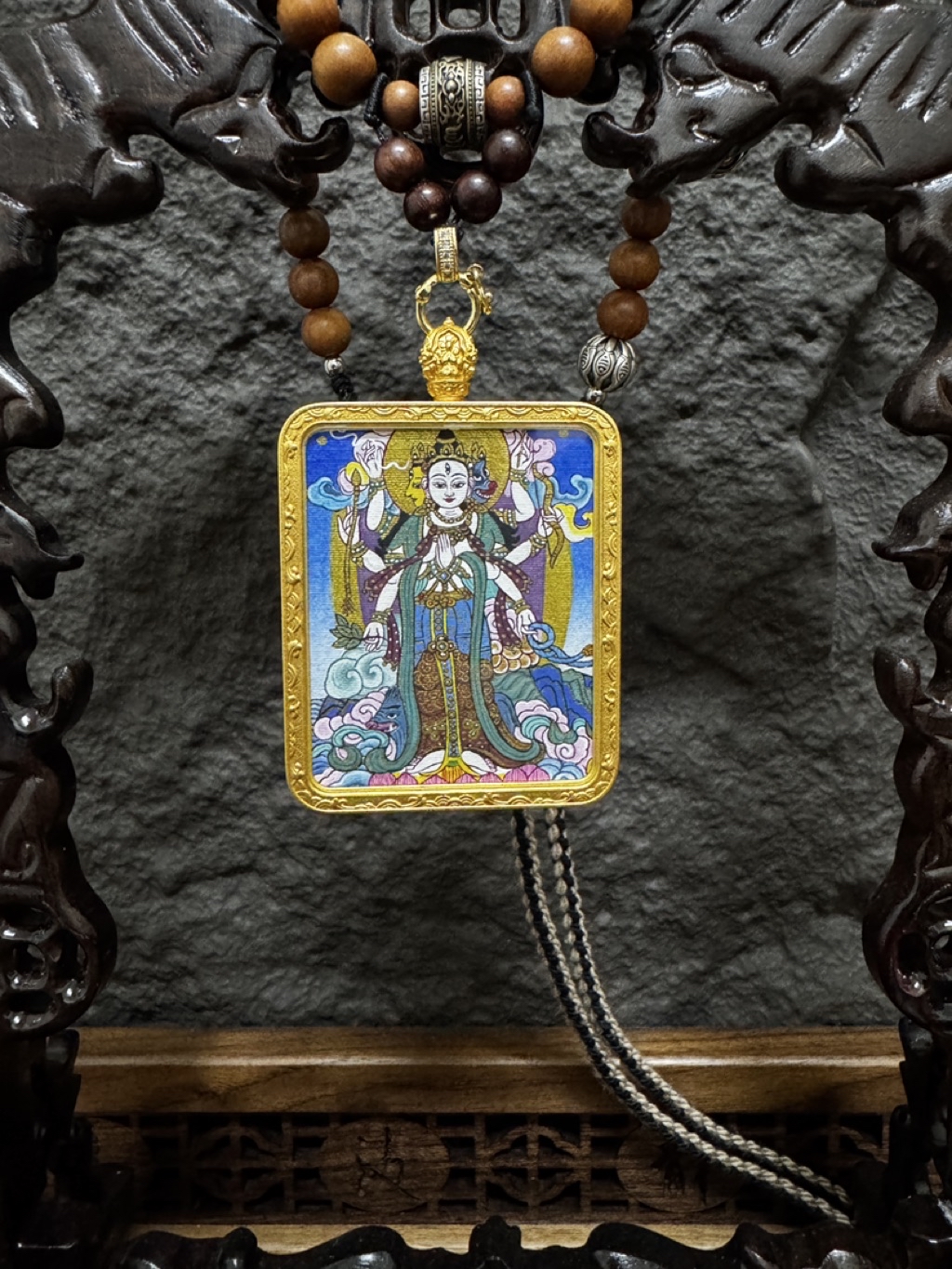 唐卡｜純手繪｜⚜️西藏唐卡閣⚜️《摩利支天》｜藏傳佛教｜西藏｜青海熱貢｜約4X5cm｜小唐卡｜項鏈 | 蝦皮購物