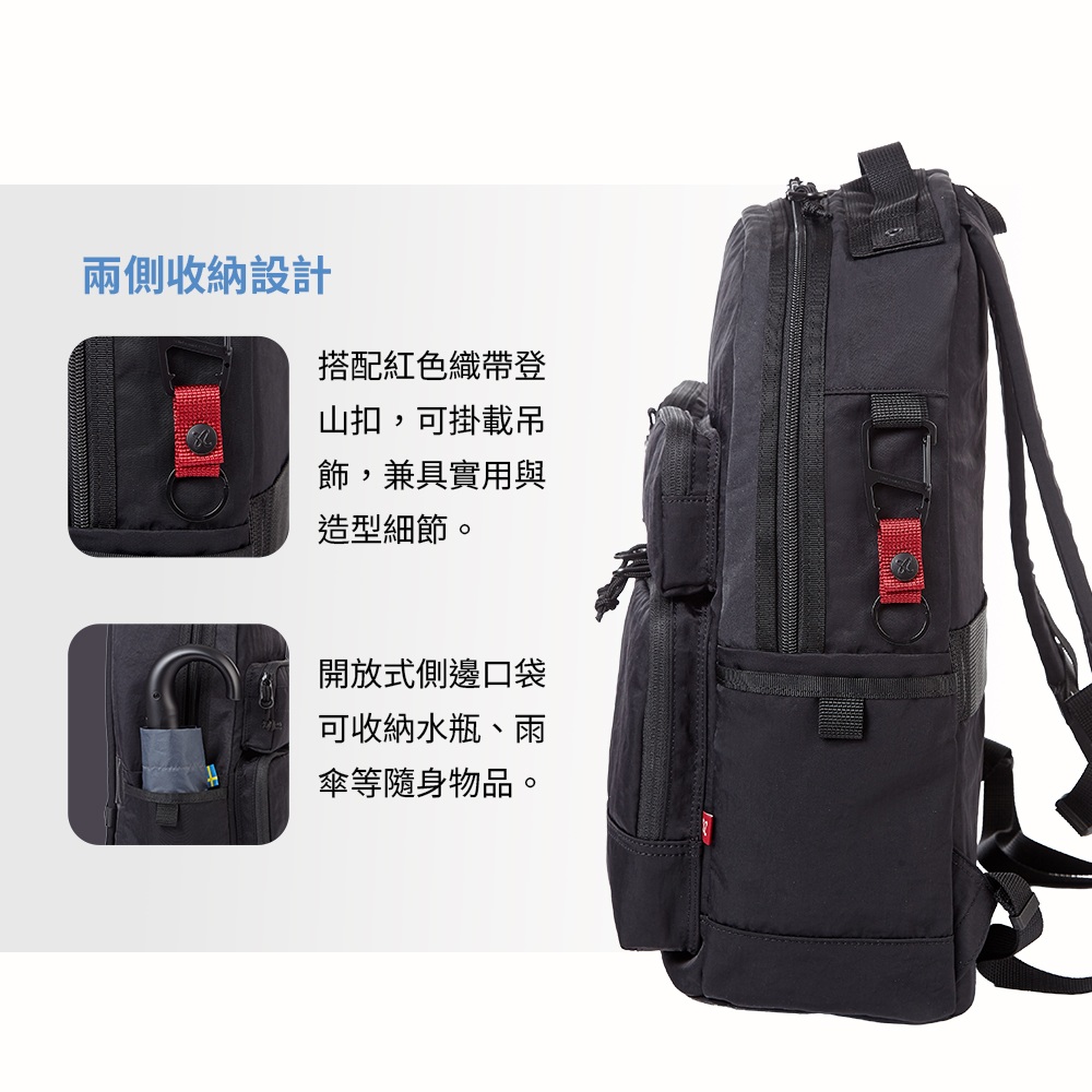 兩側收納設計搭配紅色織帶登山扣,可掛載吊飾,兼具實用與造型細節。開放式側邊口袋可收納水瓶、雨傘等隨身物品。
