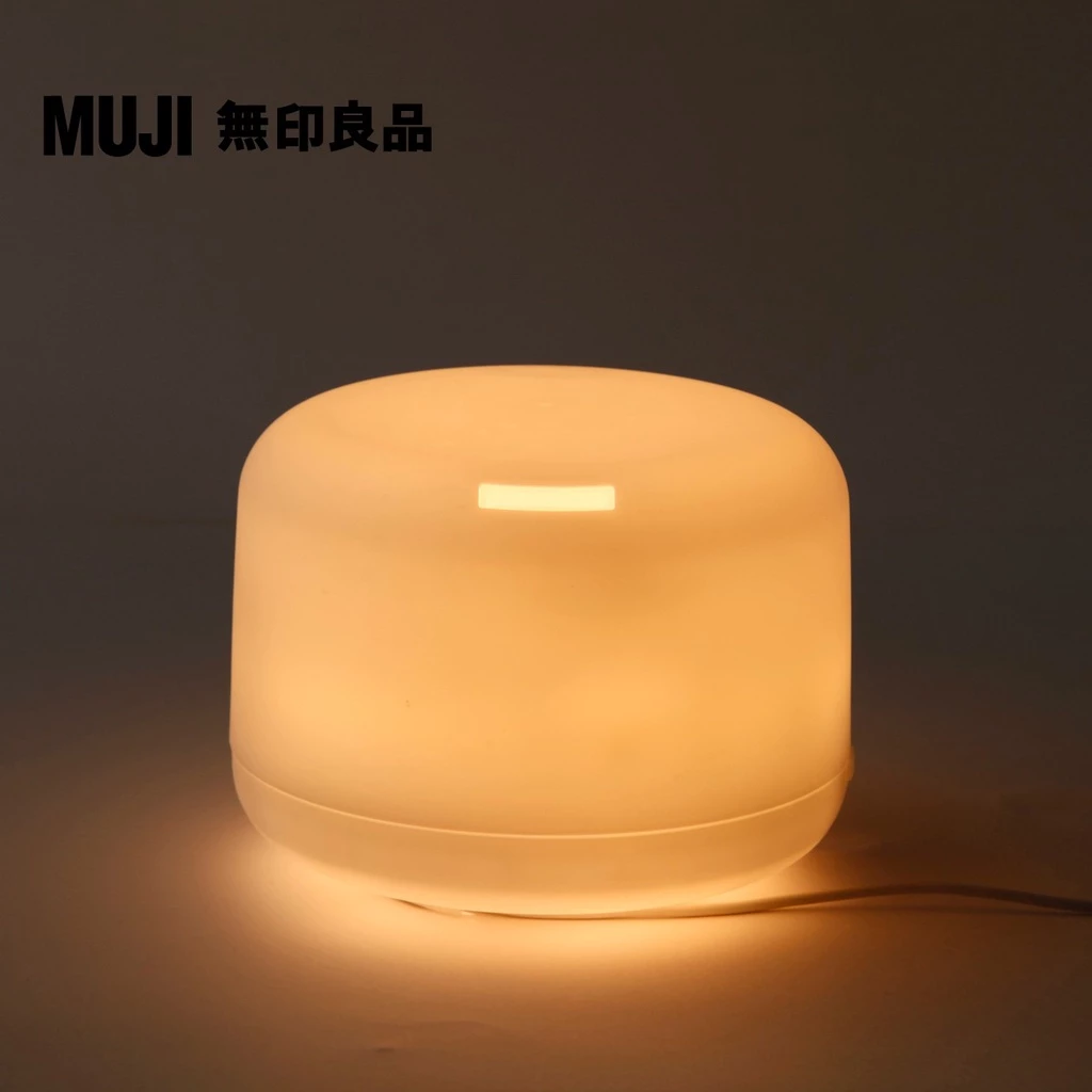讓客廳沉浸在森林氣息中！MUJI 大容量超音波芬香噴霧器 (L)：大坪數空間的療癒首選與氛圍美學